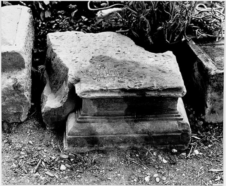 Vue des vestiges provenant de la Porte des Vosges à Thann : imposte.