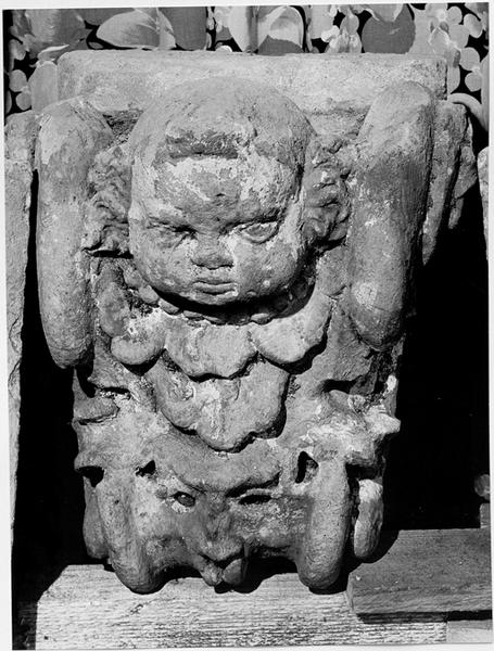 Vue des vestiges provenant de la Porte des Vosges à Thann : clé de cintre.