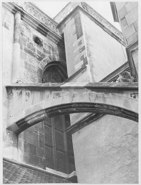 Façade sud de la nef à la jonction avec la chapelle Saint-Thiébaut, prise depuis le chéneau du bas-côté.