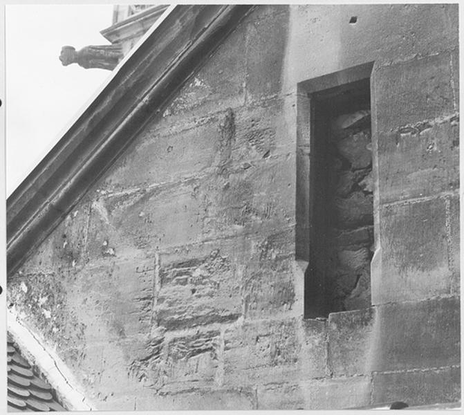 Façade sud : contrefort situé entre les deux sacristies, au dessus du toit de ces dernières, avec une baie murée côté est.