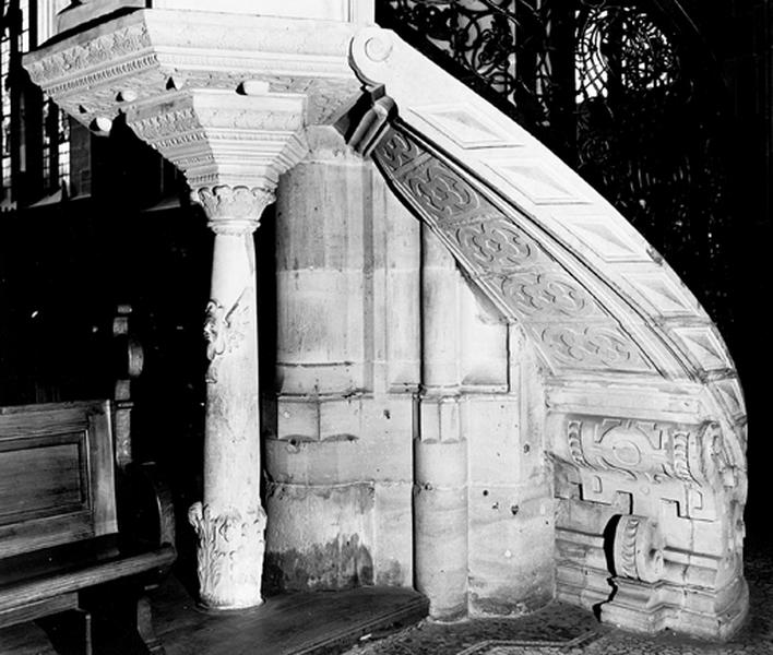 Le pied de la cuve et l'escalier de la chaire.