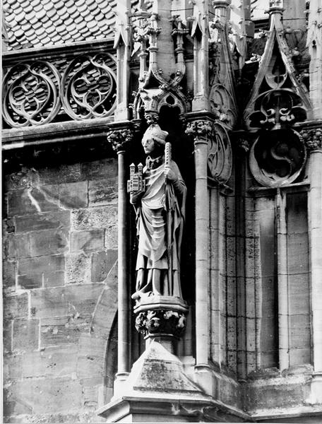 Tour Nord, contrefort N IX : statue de Saint Pirmin (05), par Dujardin.