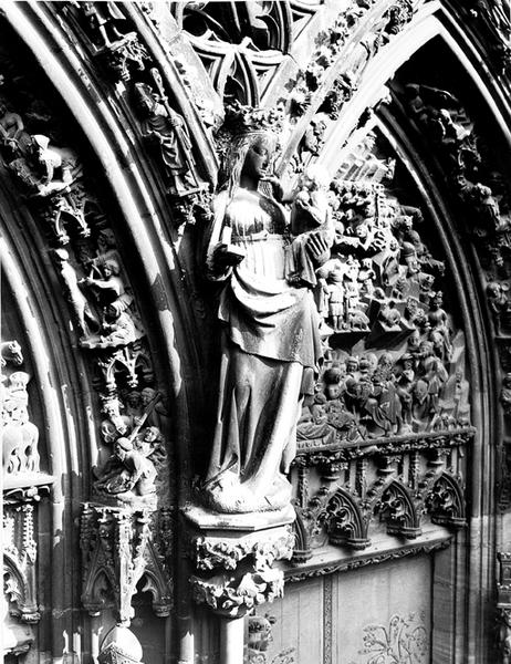 Façade ouest : statue de la Vierge à l'Enfant (08), vue de trois quarts, avant restauration.