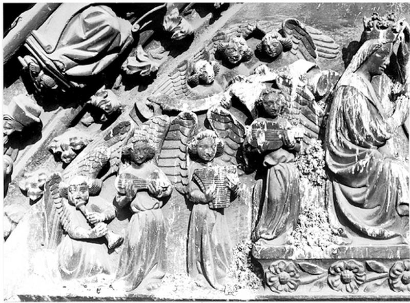 Façade ouest, portail : tympan de la Vie à la Vierge (A) : 5ème registre, A25 : Couronnement de la Vierge, anges musiciens.(détail)