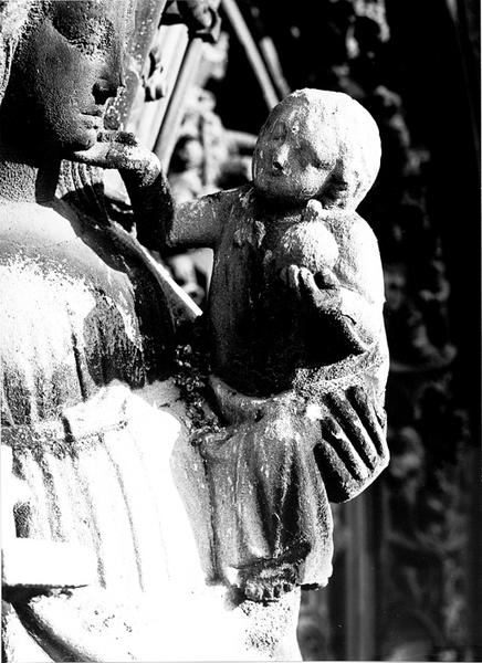 Façade ouest : statue de la Vierge à l'Enfant (08), partie supérieure, Jésus, avant restauration.(détail)