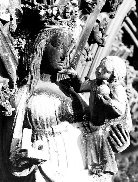 Façade ouest : statue de la Vierge à l'Enfant (08), partie supérieure, avant restauration.(détail)