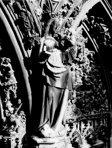 Façade ouest : statue de la Vierge à l'Enfant (08), vue de trois quarts, avant restauration.