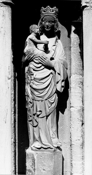 Façade ouest, contrefort 0IV : statue de la Vierge à l'Enfant (1).