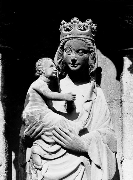 Façade ouest, contrefort 0IV : statue de la Vierge à l'Enfant (1), partie supérieure.