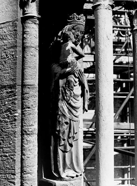 Façade ouest, contrefort 0IV : statue de la Vierge à l'Enfant (1), vue de trois quarts.