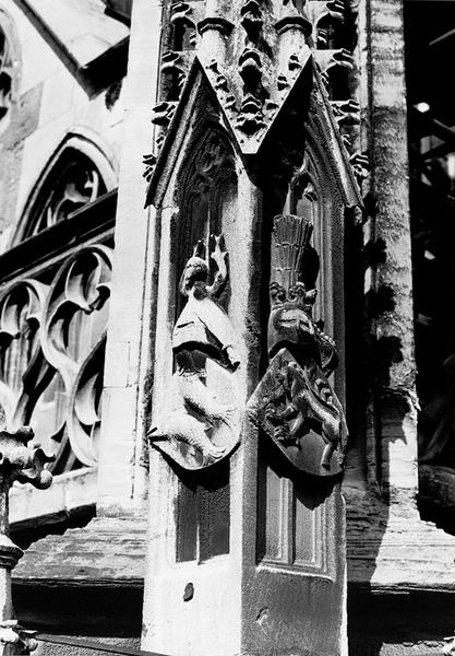 Façade ouest, contrefort 0IV : écu aux armes des Ferrette et des Habsbourg.