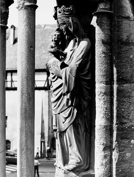 Façade ouest, contrefort 0IV : statue de la Vierge à l'Enfant (1) vue de trois quarts.