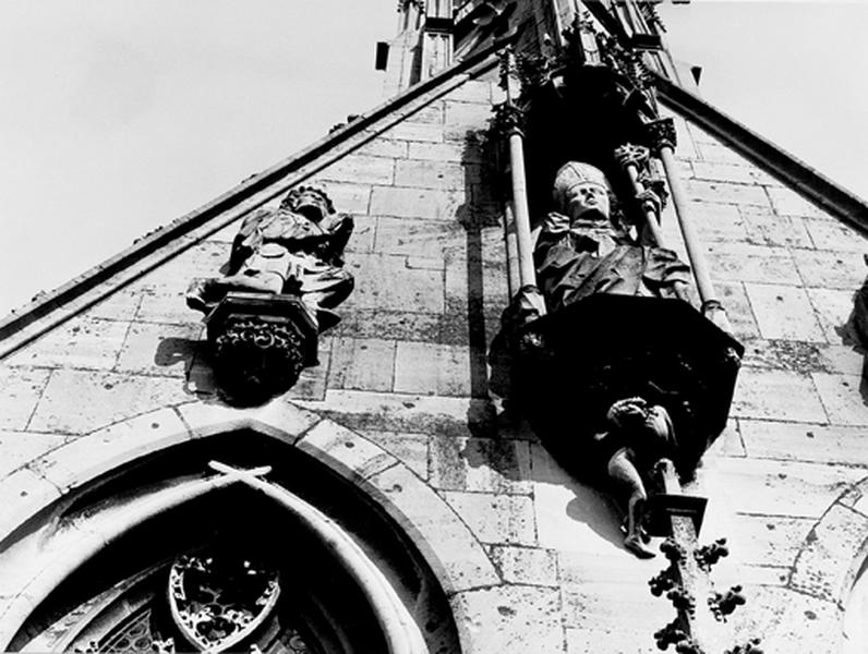 Façade ouest, sommet du pignon : statues 12, 13 et 14 : Saint Thiébaut et le pèlerin à gauche.