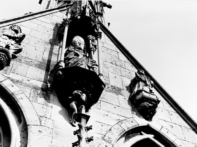 Façade ouest, sommet du pignon : statues 12, 13 et 14 : Saint Thiébaut et la femme à droite.