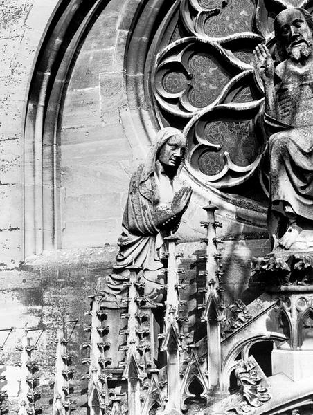 Façade ouest, sommet du portail : statue 09 du Jugement Dernier datée vers 1400 : la Vierge.