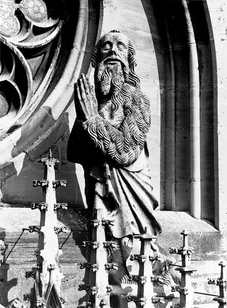 Façade ouest, sommet du portail : statue 11 du Jugement Dernier datée vers 1400 : Saint Jean Baptiste.