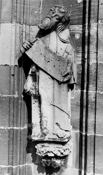 Façade ouest, contrefort 0II : statue d'apôtre(9).