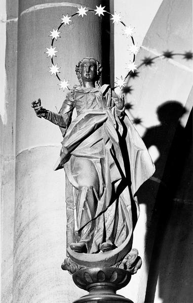 L'abat voix, statuette du couronnement : Vierge de l'Immaculée Conception.