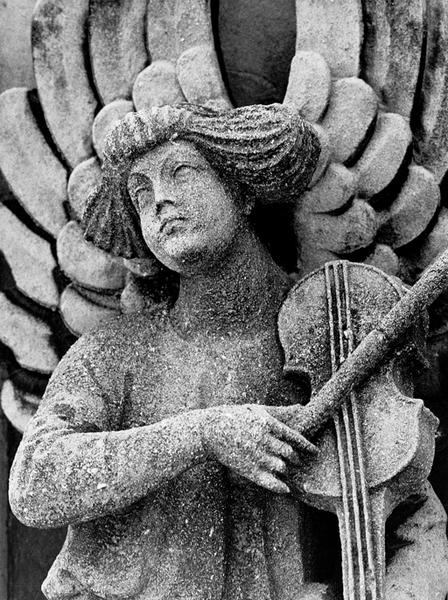 Tour Nord, contrefort N VI : statue d'un ange musicien (04) jouant du violon.(détail)