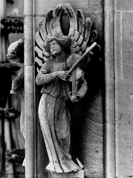 Tour Nord, contrefort N VI : statue d'un ange musicien (04) jouant du violon.