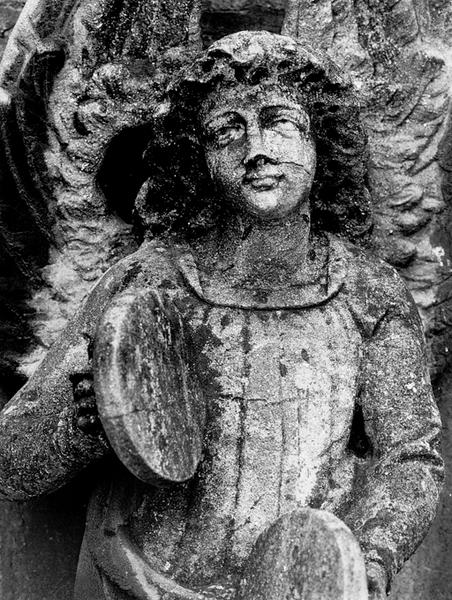 Tour Nord, culée de l'arc boutant N VII : statue de l'ange de gauche (03), jouant des cymbales.(détail)