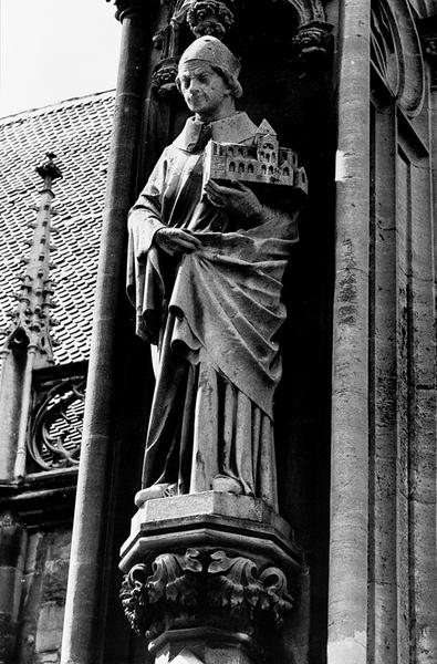 Tour Nord, contrefort N VIII : statue de Saint Léger (05), par Dujardin.