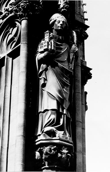 Tour Nord, contrefort N IX : statue de Saint Pirmin (05), par Dujardin.