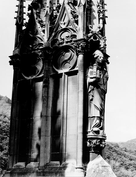 Tour Nord, contrefort N IX : statue de Saint Pirmin (05), par Dujardin.