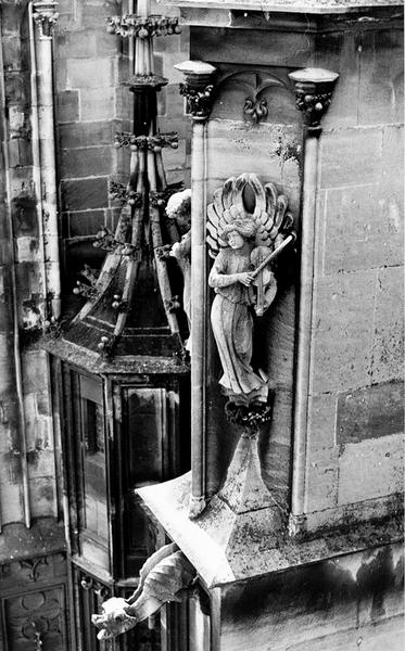 Tour Nord, contrefort N VI : statue d'un ange musicien (04) jouant du violon.