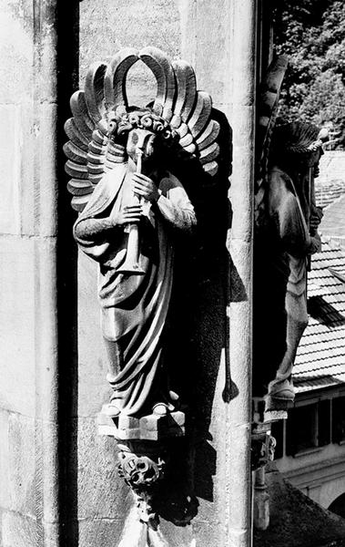 Tour Nord, culée de l'arc boutant N IX : statue d'un ange musicien (3).