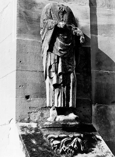 Façade ouest, contrefort N V : statue de Roi Mage (01), sans tête.