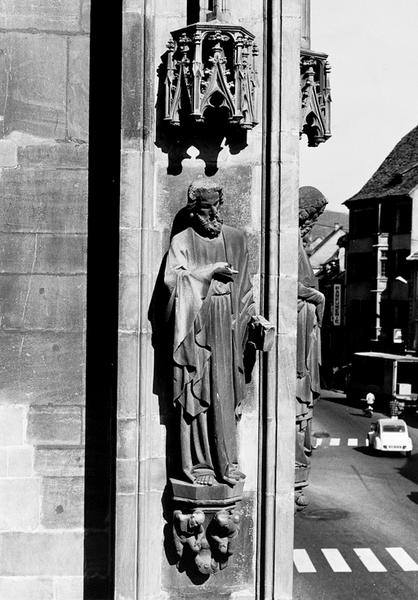 Tour Nord, premier niveau : statue (T1) de l'apôtre Saint Jude(?), sculptée par Hils en 1906.