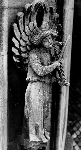 Tour Nord, contrefort N VI : statue d'un ange musicien (04) jouant du violon.