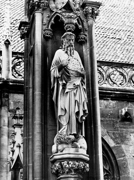 Tour Nord, contrefort N VI : statue de Saint Colomban (05), par Dujardin entre 1894 et 1900.