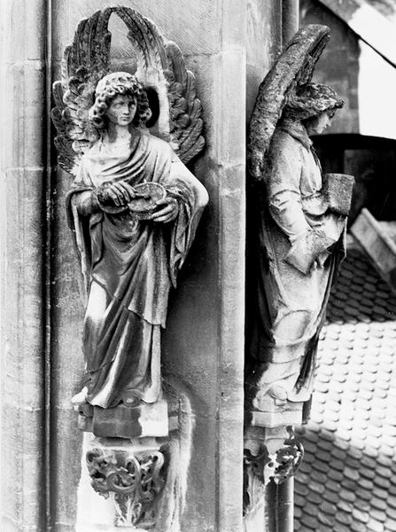 Tour Nord, culée de l'arc boutant N VIII : statue d'un ange musicien (03).