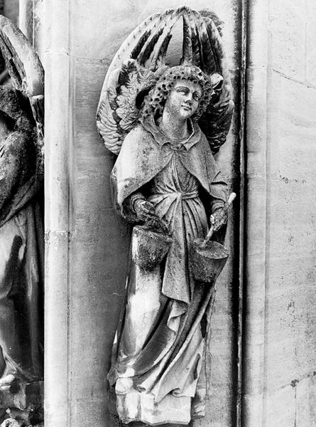 Tour Nord, culée de l'arc boutant N VII : statue d'un ange musicien (04).