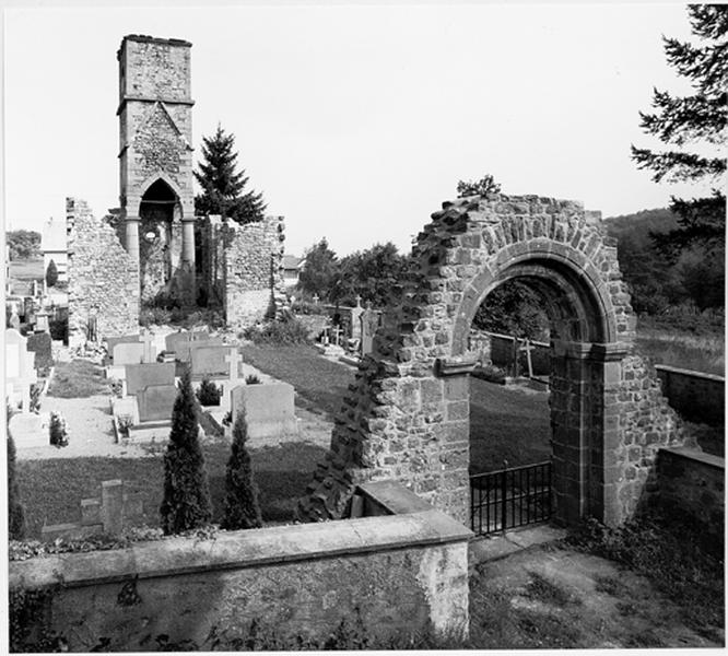 Vue du portail ouest et de la tour du choeur.