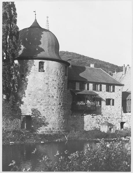 Tour des Sorcières et maison du 1 rue A. Jacquot vues du nord-est.