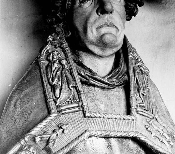 Statue de Saint Thiébaut : bordure de la chape sur laquelle est représenté l'apôtre Saint Jean.
