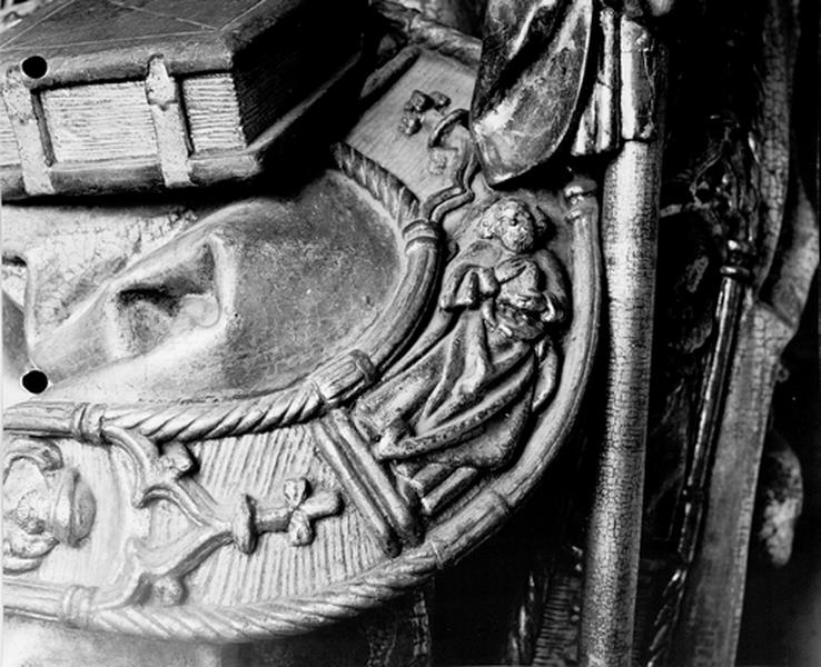 Statue de Saint Thiébaut : bordure de la chape sur laquelle est représenté un apôtre.