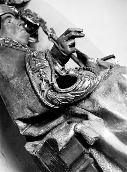 Statue de Saint Thiébaut : bordure de la chape sur laquelle est représenté un apôtre.