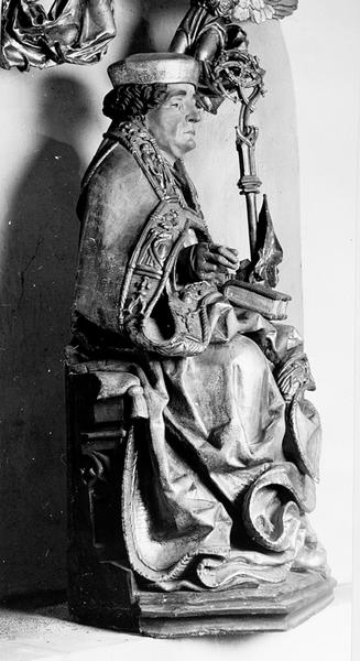 Statue de Saint Thiébaut, vue de trois quarts.