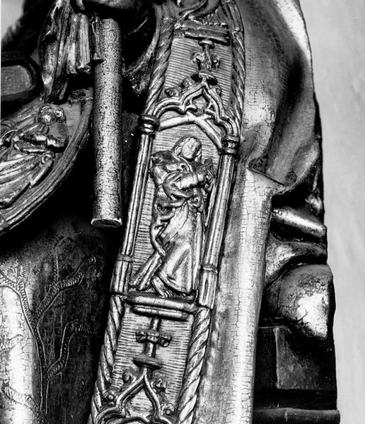 Statue de Saint Thiébaut : bordure de la chape sur laquelle est représenté un apôtre.