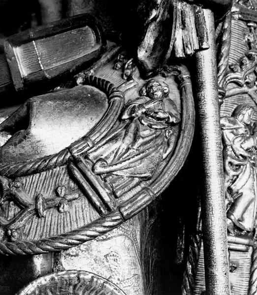 Statue de Saint Thiébaut : bordure de la chape sur laquelle est représenté un apôtre.