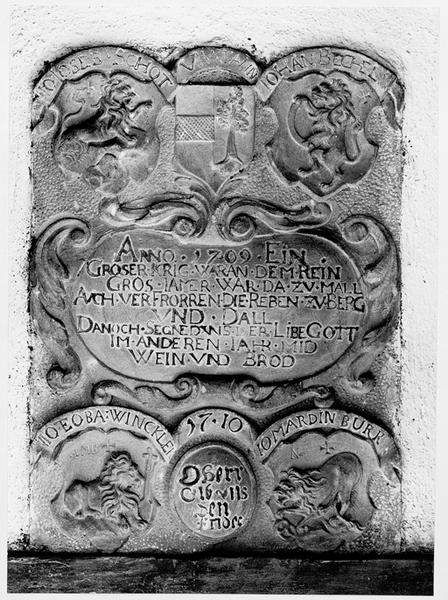 Mur ouest : plaque commémorative encastrée datant de 1709-1710.
