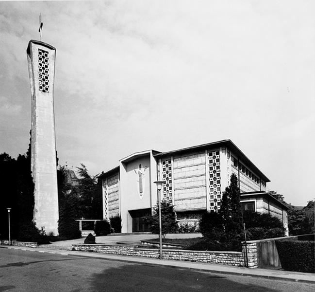 Vue d'ensemble extérieure de l'église.