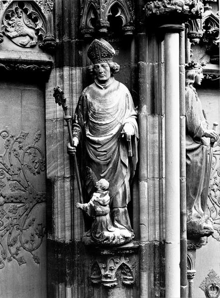 Façade ouest : statue de Saint Thiébaut (04).