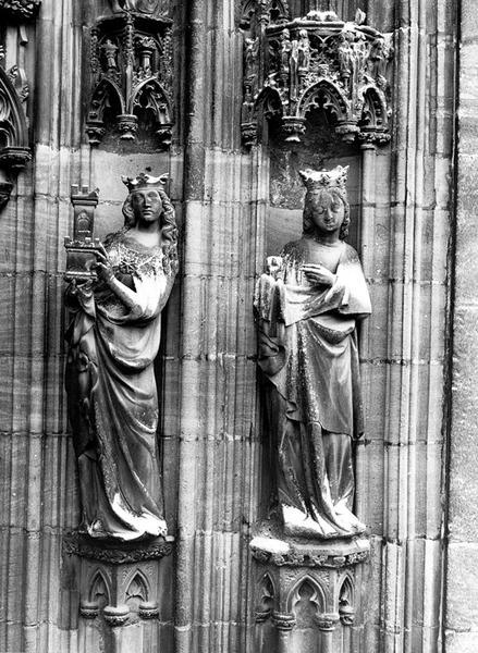 Façade ouest : statues de Sainte Barbe (06) et Sainte Appoline (07).