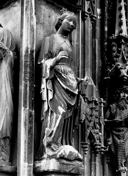 Tour Nord, contrefort N VIII : statue de Sainte Marguerite (02).