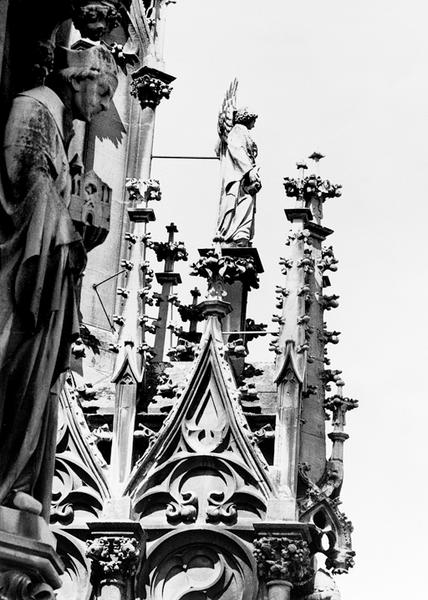 Tour Nord, culée de l'arc boutant N IX : sommet de la statue d'un ange musicien.